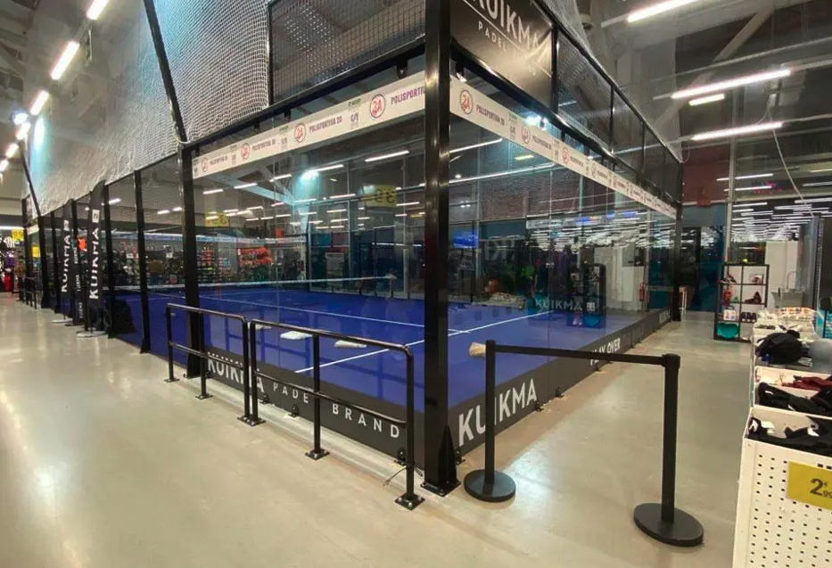 Indoor Padelplatz von Padel Corporation in einer Sportanlage