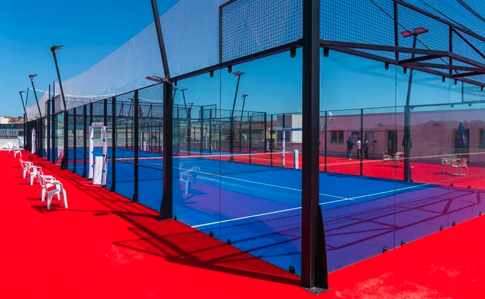 Outdoor Padelplatz von Padel Corporation auf einer Dachterrasse